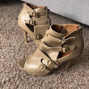 Mark & Maddux tan heeled booties, sz 9